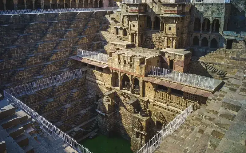 Abhaneri: Viaggio nel Cuore Mistico dell'India Antica